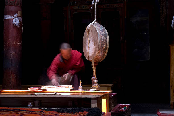 僧の修道院 - tibet monk buddhism tibetan culture ストックフォトと画像