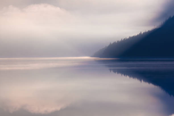 lago plansee da manhã - mountain mist fog lake - fotografias e filmes do acervo