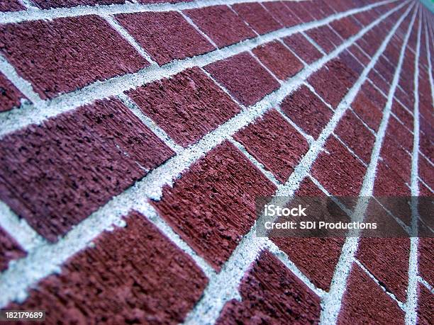 Foto de Siga A Rua De Tijolo Vermelho e mais fotos de stock de Abstrato - Abstrato, Azul, Barro