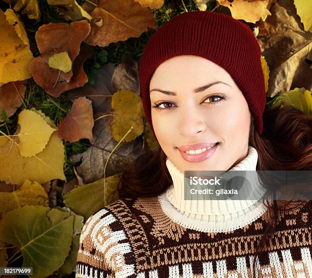 Herbst Schönheit Stockfoto und mehr Bilder von Ahorn - Ahorn, Attraktive Frau, Auf dem Rücken liegen