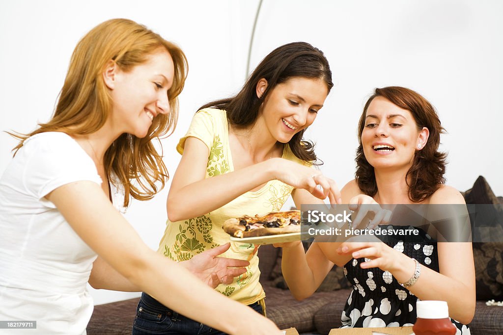 Joven linda mujeres disfrutar de pizzas - Foto de stock de Amistad libre de derechos