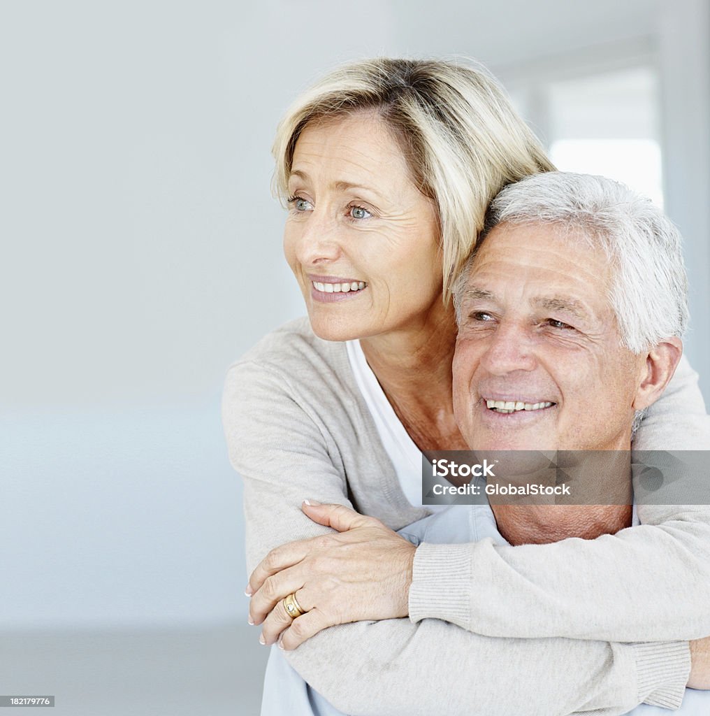Mulher Idosa feliz abraçando o marido - Foto de stock de Casal royalty-free