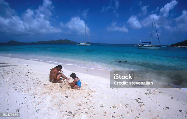 Spiaggia Caraibica - Fotografie stock e altre immagini di Abbronzatura - Abbronzatura, Adulto, Albero