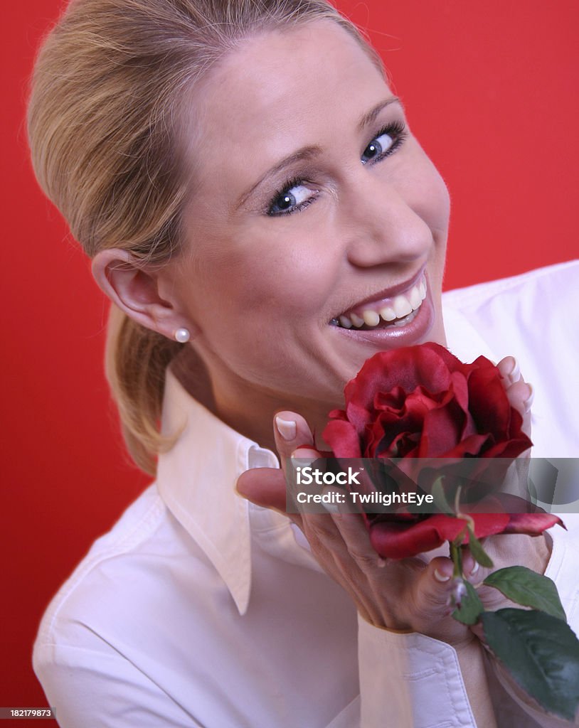 Donna con una rosa - Foto stock royalty-free di Adulto
