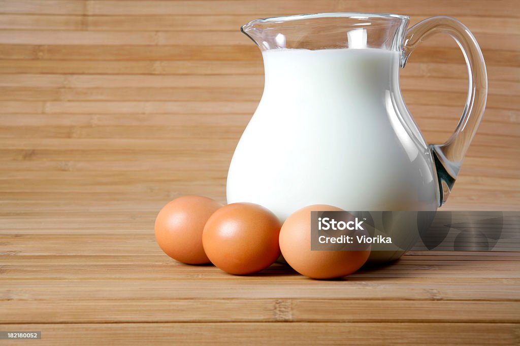 Jarra de leche y huevos - Foto de stock de Leche libre de derechos