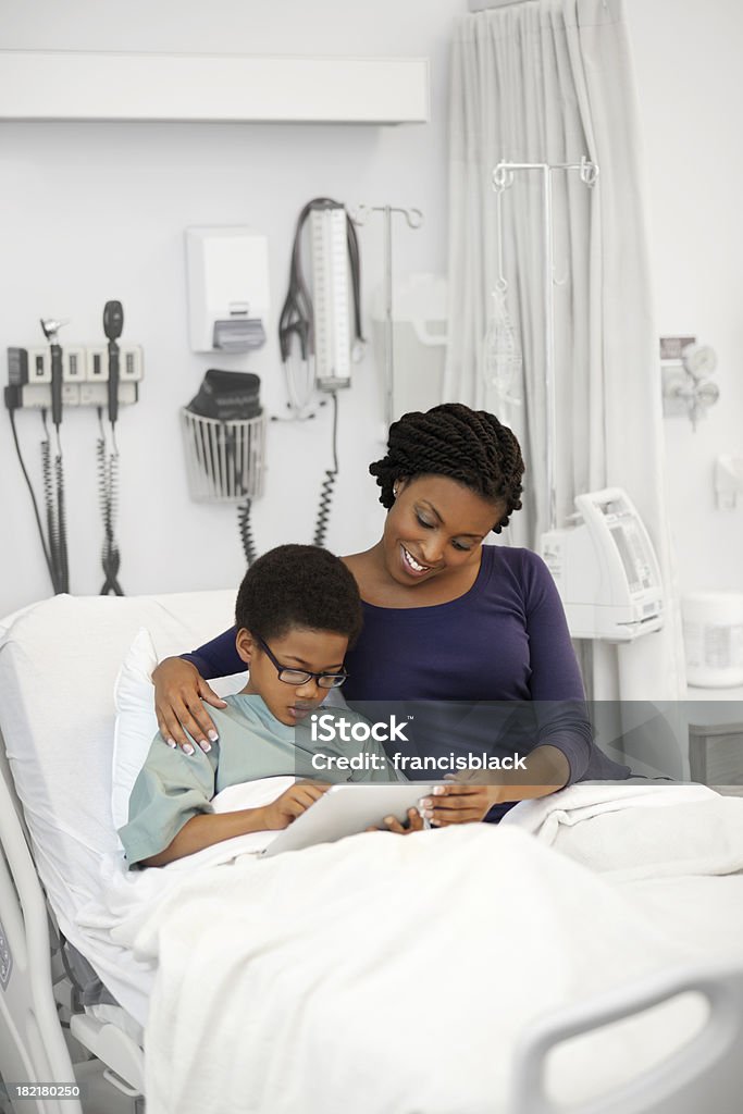 Mutter und Sohn im Krankenhaus - Lizenzfrei 20-24 Jahre Stock-Foto