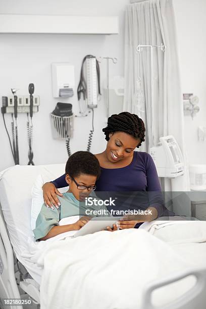 Mutter Und Sohn Im Krankenhaus Stockfoto und mehr Bilder von 20-24 Jahre - 20-24 Jahre, 6-7 Jahre, Afrikanischer Abstammung