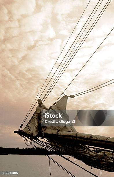 Sépia Homem No Trabalho Com Arco - Fotografias de stock e mais imagens de Adulto - Adulto, Fotografia - Imagem, Homens