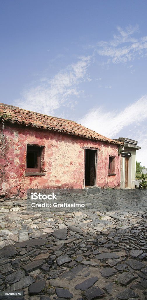 Casa rossa squallida coloniale - Foto stock royalty-free di America del Sud