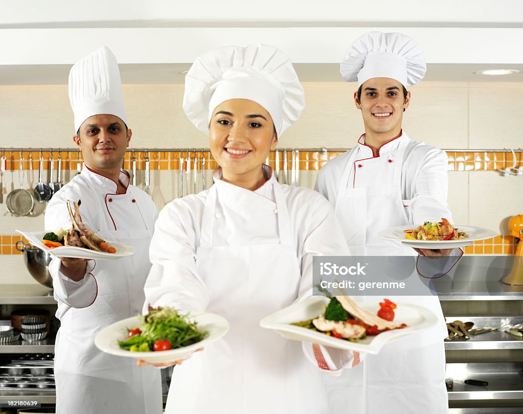 chefs de retención de placas de alimentos - Foto de stock de Adulto libre de derechos