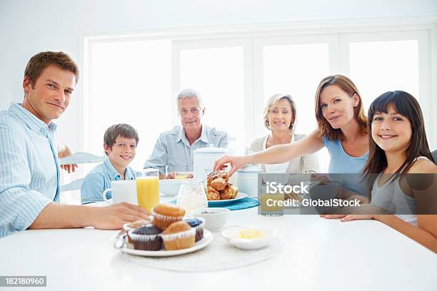 Porträt Von Glücklich Drei Generational Familie Mit Frühstück Stockfoto und mehr Bilder von Essen - Mund benutzen