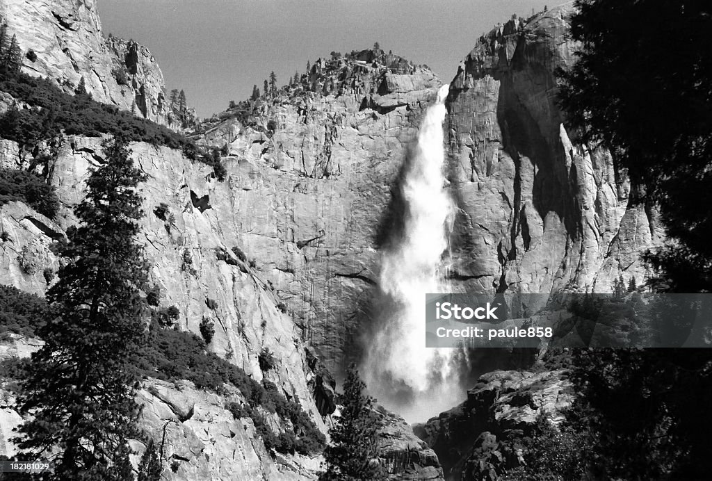 Cascata Upper Yosemite em B & W - Foto de stock de Alto contraste royalty-free