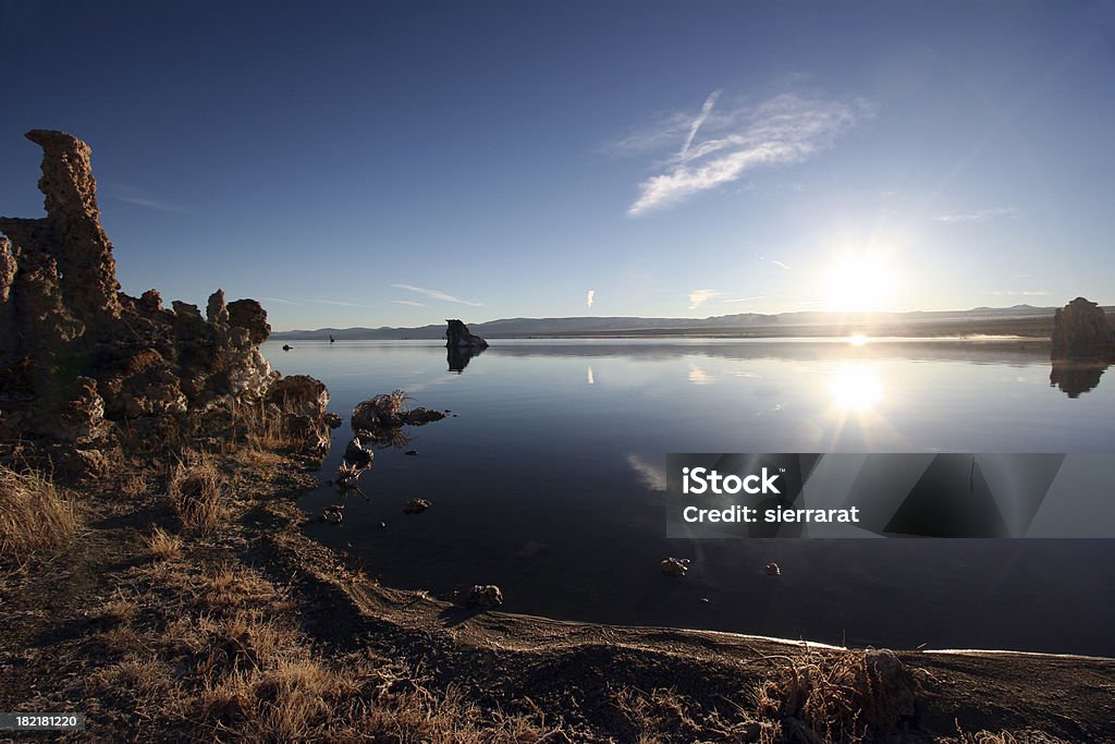 Восход солнца на Mono Озеро - Стоковые фото Башня роялти-фри