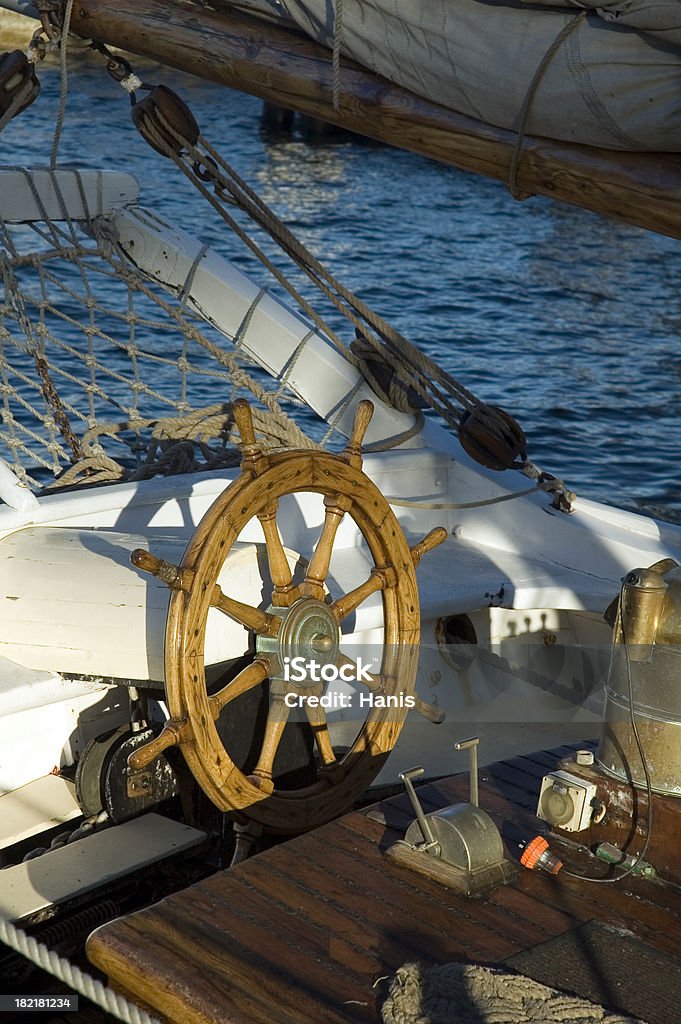 Antigua embarcación timón de dirección - Foto de stock de Agua libre de derechos