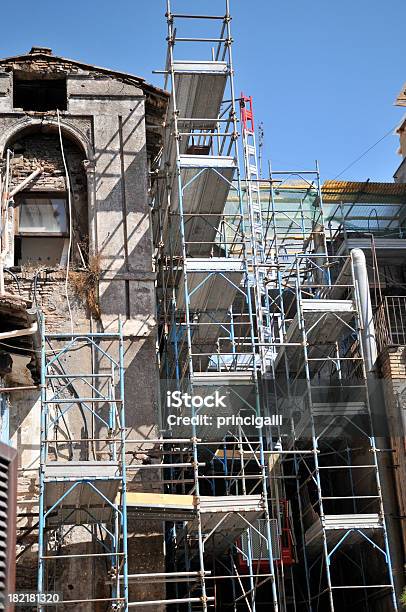 Edifício De Restauração - Fotografias de stock e mais imagens de Ampliação da Casa - Ampliação da Casa, Andaime, Antigo