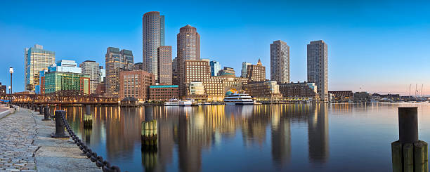 boston wschód słońca w jasne, błękitne niebo i spokojne schronienie panorama - boston skyline panoramic night zdjęcia i obrazy z banku zdjęć