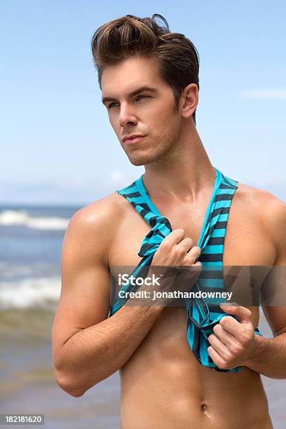 Playa Hunk Foto de stock y más banco de imágenes de Calor - Calor, Hombres, Sin camisa