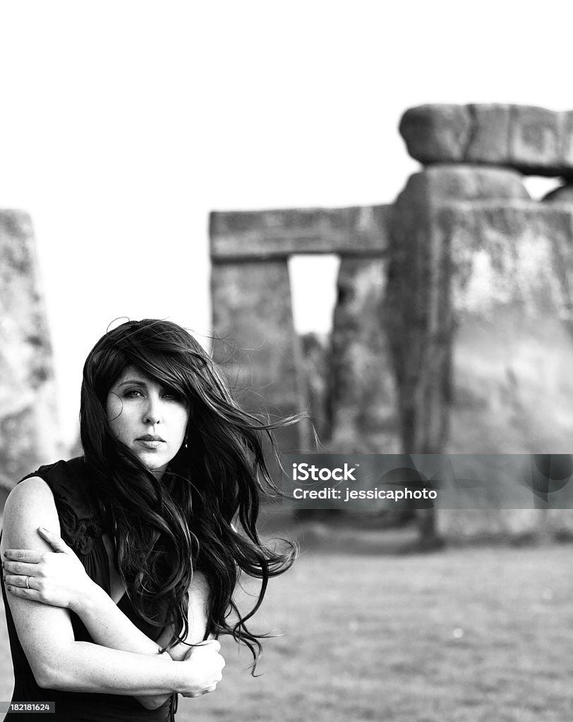 Femme à Stonehenge en noir et blanc - Photo de Adulte libre de droits