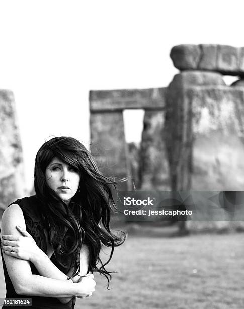 Photo libre de droit de Femme À Stonehenge En Noir Et Blanc banque d'images et plus d'images libres de droit de Adulte - Adulte, Aiguille rocheuse, Angleterre
