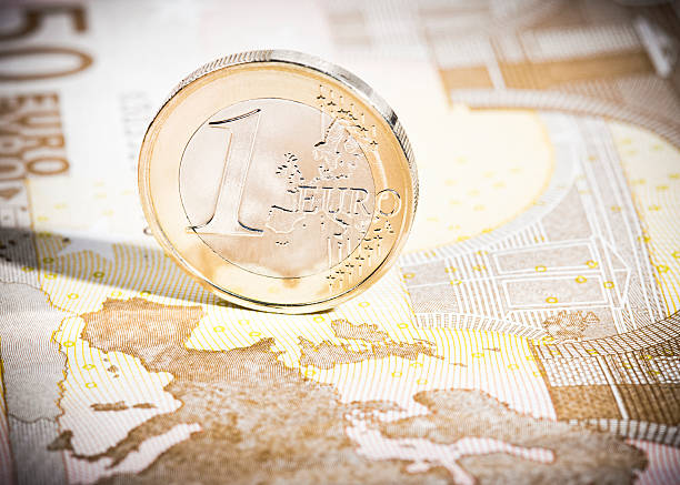 moneta euro su 50 €nota mappa - european union coin one euro coin one euro cent coin foto e immagini stock