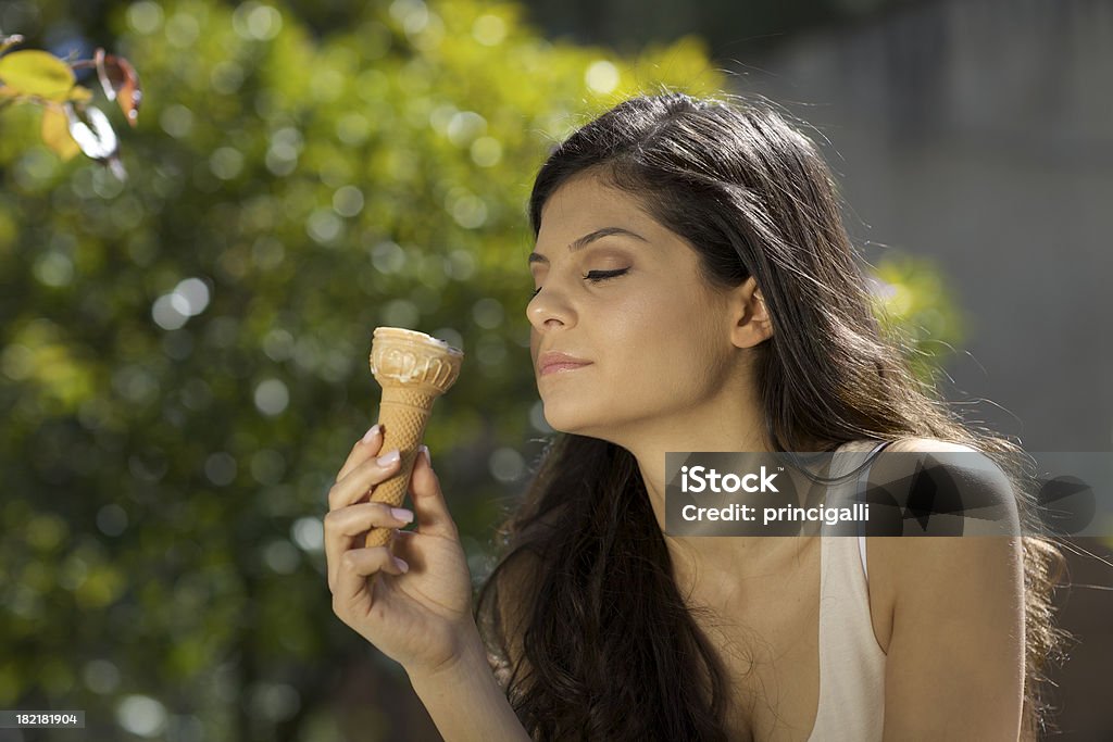 Frau holding Eis - Lizenzfrei Attraktive Frau Stock-Foto