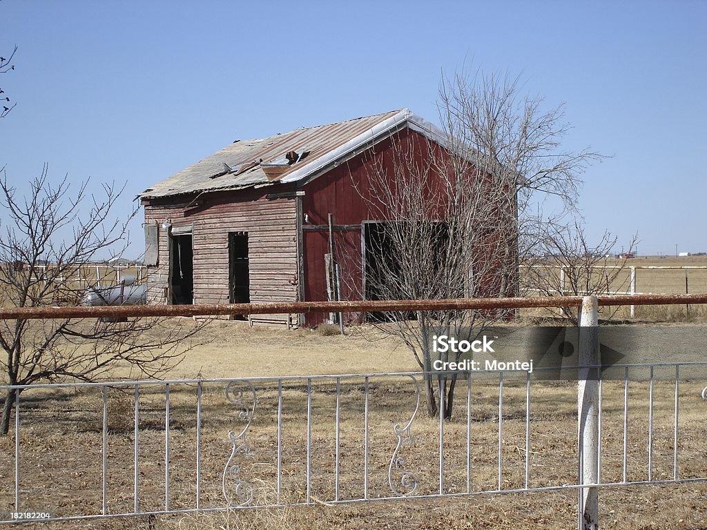 Pays barn, presque disparu tin sur le toit - Photo de Agriculture libre de droits