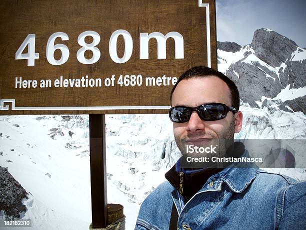 Wanderer Auf Berg Top Crossentwicklung Stockfoto und mehr Bilder von 25-29 Jahre - 25-29 Jahre, Asien, Berg