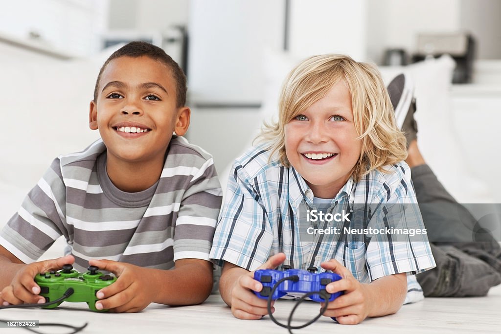 Jungen spielen Videospiel - Lizenzfrei Freundschaft Stock-Foto