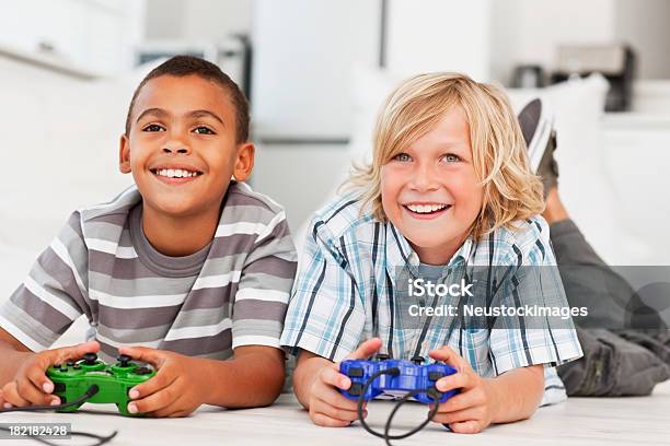 Jungen Spielen Videospiel Stockfoto und mehr Bilder von Freundschaft - Freundschaft, Joystick, Kind