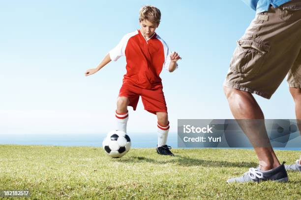 Ein Kleiner Junge Spielt Mit Seinem Vater Fußball Stockfoto und mehr Bilder von Sportfest - Sportfest, Täuschungsmanöver, Vater