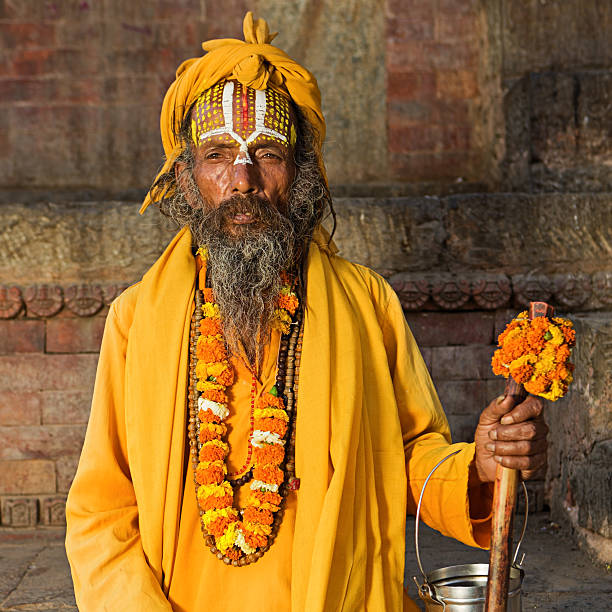 sadhu-indian holyman siedzi w temple - indian culture guru sadhu hinduism zdjęcia i obrazy z banku zdjęć