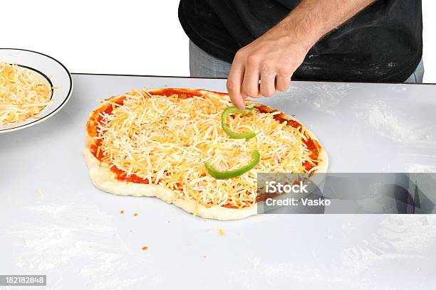 Pizza Preparazione 112 - Fotografie stock e altre immagini di Adulto - Adulto, Affamato, Alimentazione non salutare