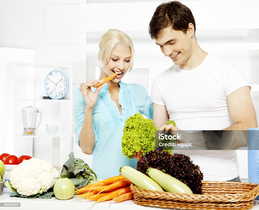 Casal jovem cozinhar e se divertindo na cozinha - Foto de stock de Abraçar royalty-free