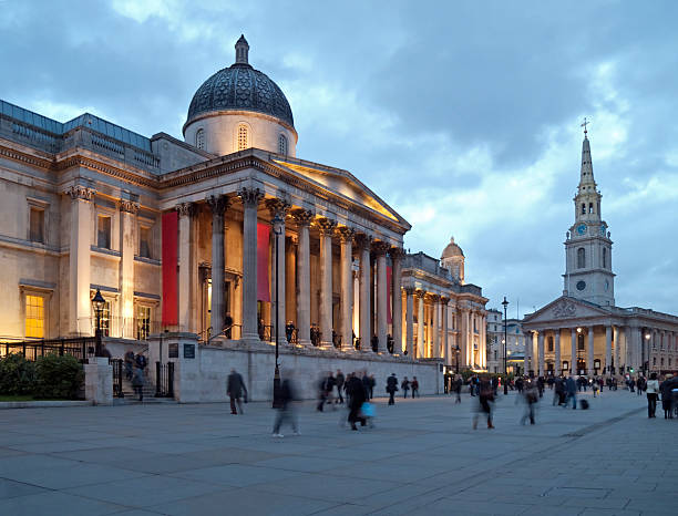 national gallery à londres au crépuscule - trafalgar square photos et images de collection