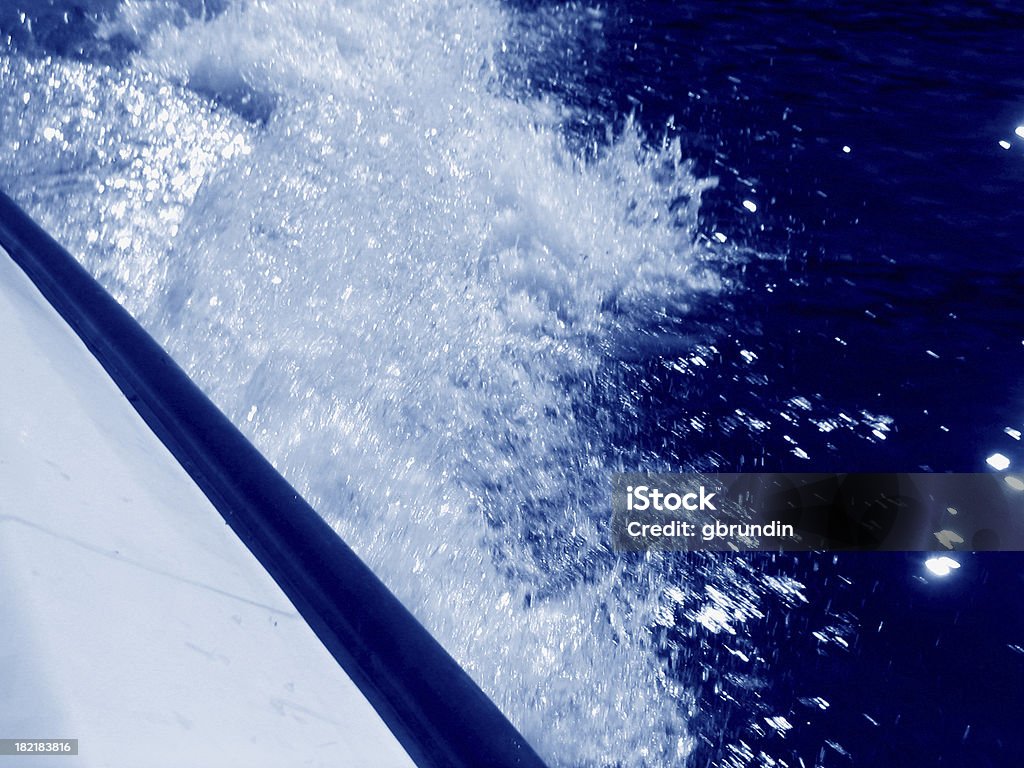 Łódka budzenie Splash - Zbiór zdjęć royalty-free (Bez ludzi)