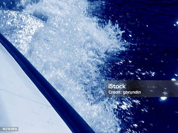 Łódka Budzenie Splash - zdjęcia stockowe i więcej obrazów Bez ludzi - Bez ludzi, Chlapać, Fala - Woda