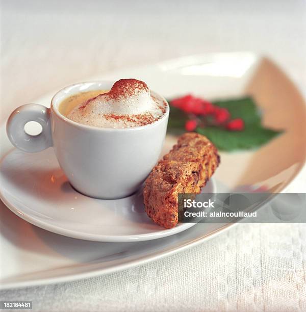 Photo libre de droit de Tasse À Café Cappuccino Biscuit banque d'images et plus d'images libres de droit de Biscotti - Biscotti, Blanc, Boisson mousseuse