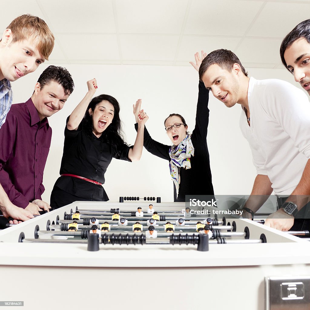 Amigos jogando futebol de futebol de mesa - Foto de stock de Futebol royalty-free