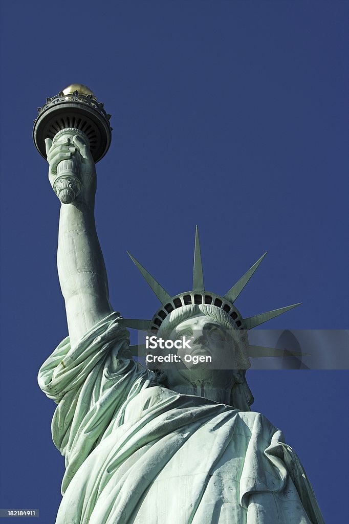Statua della Libertà-parte superiore del corpo e torcia - Foto stock royalty-free di Composizione verticale