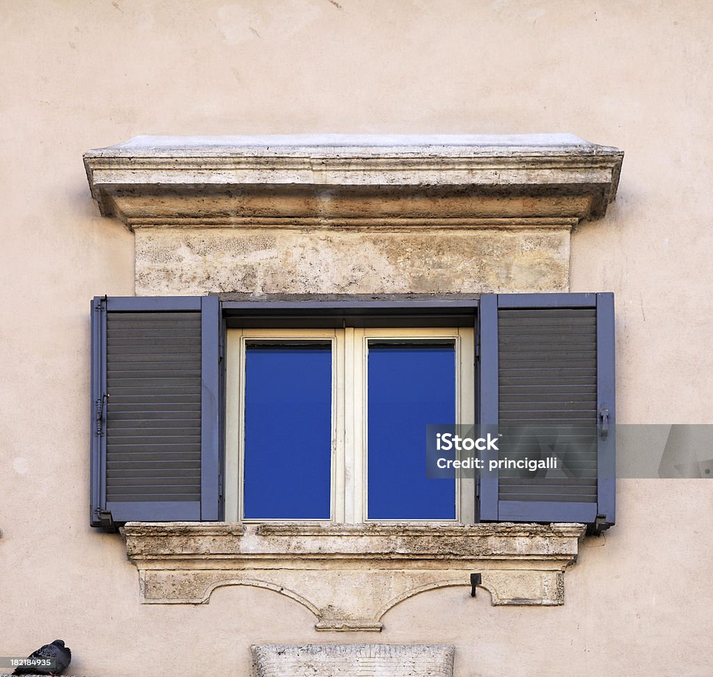 작은가 우아하다 창에 로마, 이탈리아 - 로열티 프리 0명 스톡 사진
