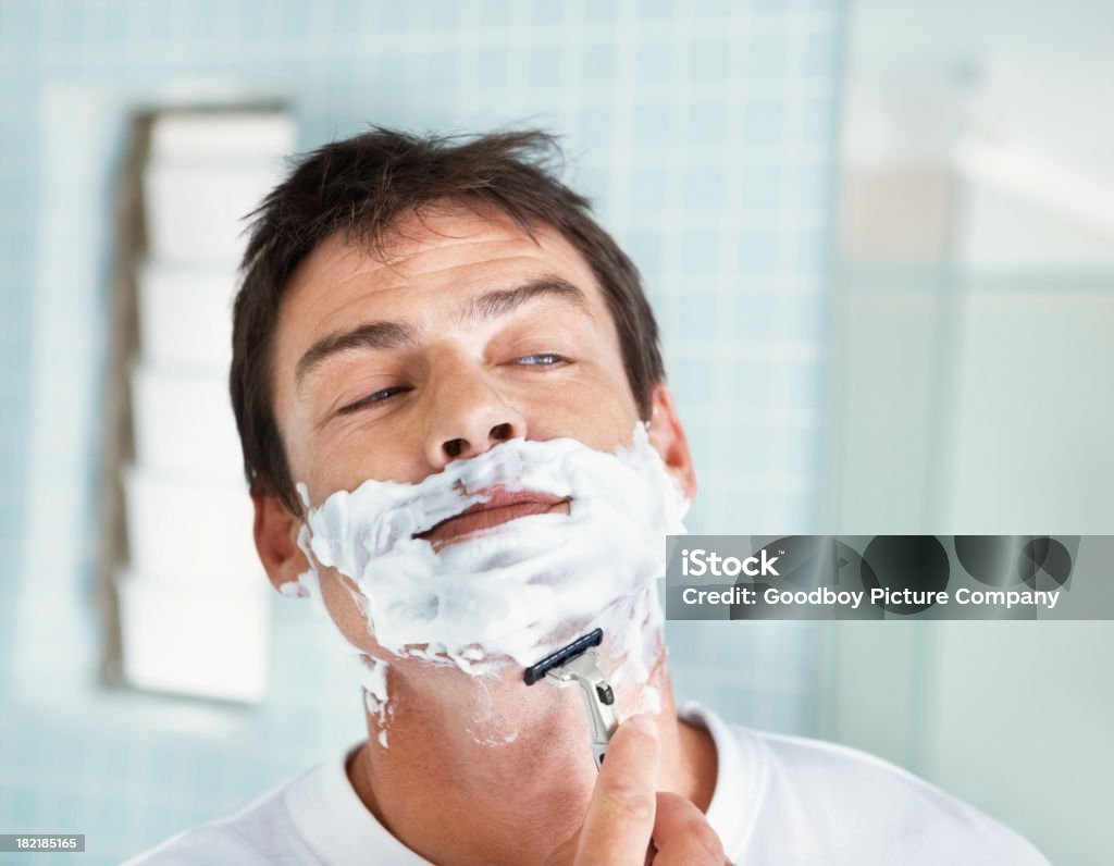 Medio hombre anciano afeitarse en el baño - Foto de stock de 30-39 años libre de derechos