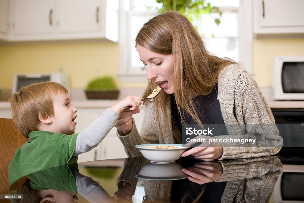 Prima colazione di madre e bambino - Foto stock royalty-free di Bambini maschi