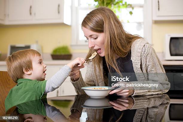 Prima Colazione Di Madre E Bambino - Fotografie stock e altre immagini di Bambini maschi - Bambini maschi, Donne, 12-17 mesi