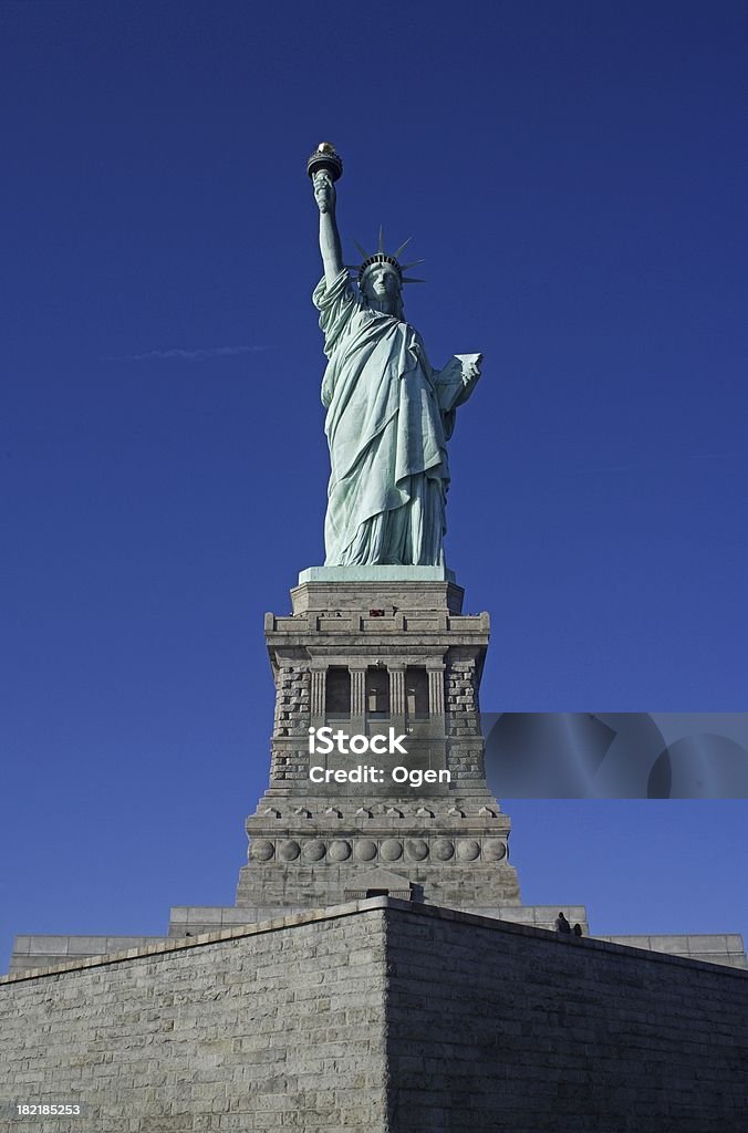 Lady Liberty con pedestal y la plataforma - Foto de stock de Antorcha libre de derechos