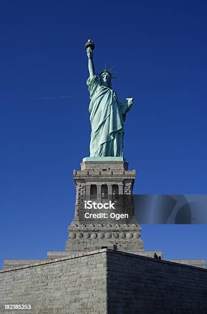 Lady Liberty Con Pedestal Y La Plataforma Foto de stock y más banco de imágenes de Antorcha - Antorcha, Ciudad de Nueva York, Cuatro de julio