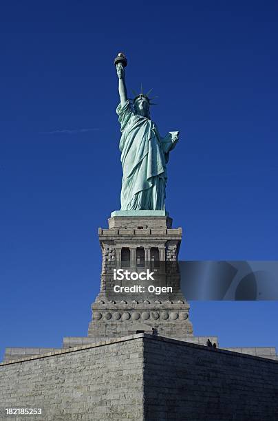 Liberdade Com Pedestal E Plataforma - Fotografias de stock e mais imagens de 4 de Julho - 4 de Julho, Cidade de Nova Iorque, Destino de Viagem