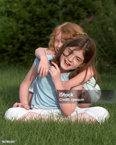 Foto de Irmãs Sorrindo E Abraçando e mais fotos de stock de 12-13 Anos - 12-13 Anos, 6-7 Anos, Abraçar