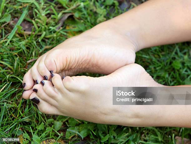 Ihre Füße Auf Gras Stockfoto und mehr Bilder von Eine Frau allein - Eine Frau allein, Frauen, Fußsohle