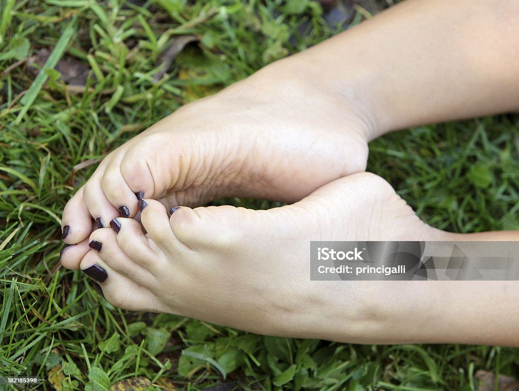 Sus pies sobre hierba - Foto de stock de Mujeres libre de derechos