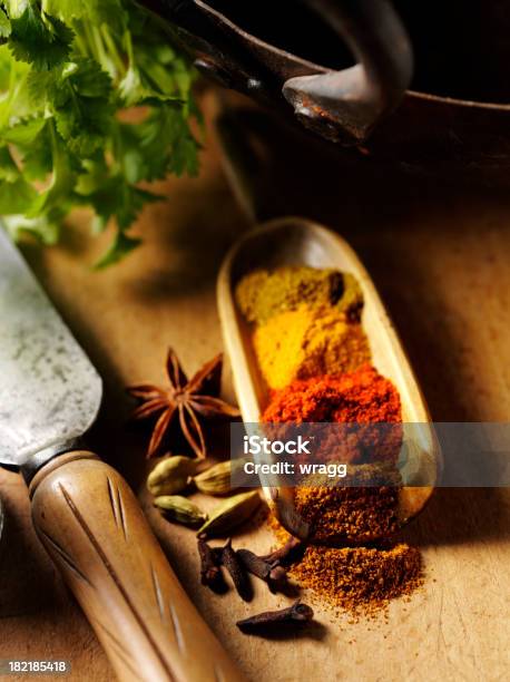 Mistura De Especiarias Com Utensílios De Cozinha - Fotografias de stock e mais imagens de Anis - Anis, Aniz estrelado, Açafrão-da-índia